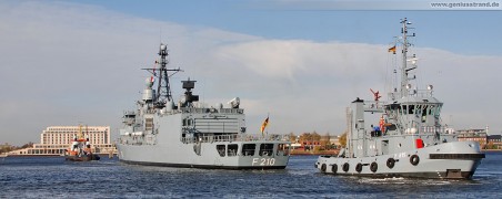 Die Fregatte Emden (F 210) mit Schlepper Wal & Scharhörn im Großen Hafen beim Schleife fahren