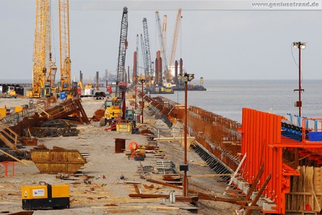 Blick auf den südlichen Teil der Baustelle JadeWeserPort