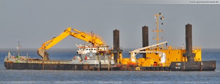 Der riesige Pontonbagger Liebherr P 995 belädt die Klappschute SM-MB-4 mit Lauenburger Ton