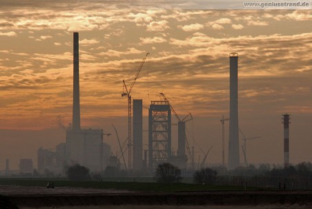 Die Kraftwerks-Großbaustelle GDF Suez in Wilhelmshaven am Morgen