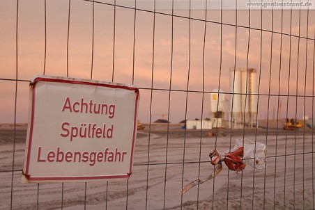 Warnschild am Bauzaun des JadeWeserPorts: Achtung Spülfeld Lebensgefahr