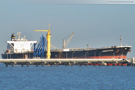 Der Tanker Marathon an der NWO-Löschbrücke