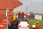 Schwertransport zur Kraftwerksbaustelle GDF Suez (siehe Bildhintergrund)