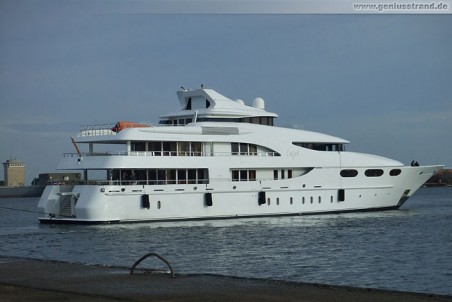 Die Super-Yacht Capri in Wilhelmshaven