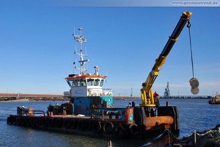 Das Mehrzweck-Arbeitsboot Coastal Warrior beim verladen von Ersatzteilen