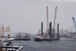 Jadeweserport: Arbeitsplattformen und Wasserbaufahrzeuge im Innenhafen