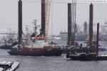 Jadeweserport: Arbeitsplattformen und Wasserbaufahrzeuge im Innenhafen