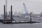 Jadeweserport: Arbeitsplattformen und Wasserbaufahrzeuge im Innenhafen