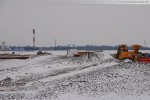 Die schneebedeckte JadeWeserPort Baustelle im Winter 2009