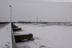 Die schneebedeckte JadeWeserPort Baustelle im Winter 2009