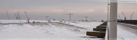 Die schneebedeckte JadeWeserPort Baustelle im Winter 2009