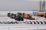 Die schneebedeckte JadeWeserPort Baustelle im Winter 2009