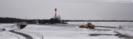 Die schneebedeckte JadeWeserPort Baustelle im Winter 2009