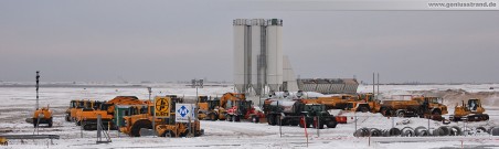 Die schneebedeckte JadeWeserPort Baustelle im Winter 2009