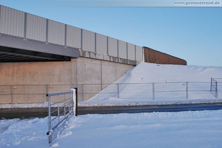 JadeWeserPort: Lärmschutzwand auf der Eisenbahnbrücke montiert