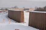 Gleistrasse JadeWeserPort: Blick über die grüne Lärmschutzwand