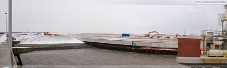 Baustelle JadeWeserPort: Blick auf die südliche Flügelwand und den daran angrenzenden Süddamm