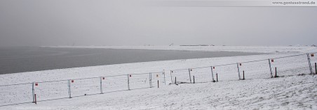 JadeWeserPort: Blick über den aufgeschütteten Norddamm der im Meer verschwinden zu scheint