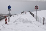 JadeWeserPort: Deichweg hinter der Eisenbahnbrücke (Richtung Hooksiel)