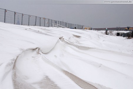 JadeWeserPort: Schneeverwehungen am ehemaligen Geniusstrand 2010