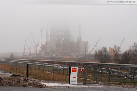 Die im Nebel liegende GDF Suez Kraftwerksbaustelle
