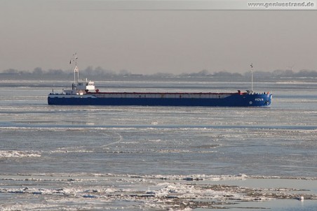 Das Frachtschiff Rova löscht in Wilhelmshaven 2.800 t Splitt