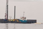 JadeWeserPort: Arbeitsschiff Coastal Hunter versetzt ein Stelzenponton