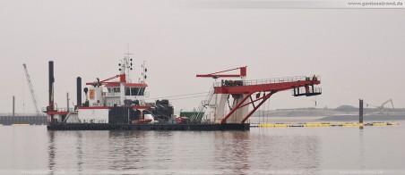 JadeWeserPort: Pirat X im Sandabbaufeld Nord (links dahinter die Hauptkaje, rechts der Norddamm