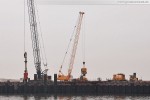 JadeWeserPort: Auf dem Fenderrohr wird ein Rammhammer aufgesetzt