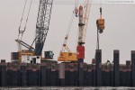 JadeWeserPort: Das Fenderrohr wird auf Höhe der Spundwand gerammt