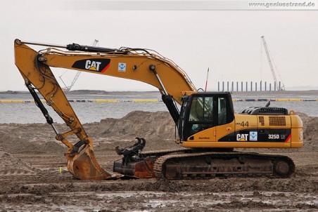 Hafenbaustelle JadeWeserPort: Hydraulikbagger Caterpillar 325D LN