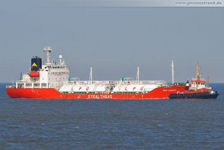 Tanker Gas Legacy und Schlepper Bär