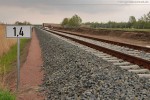 JadeWeserPort: Entlang an der teilweise abgerissen Lärmschutzwand