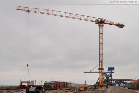 JadeWeserPort-Baustelle: Turmdrehkran Liebherr 110 EC-B 6