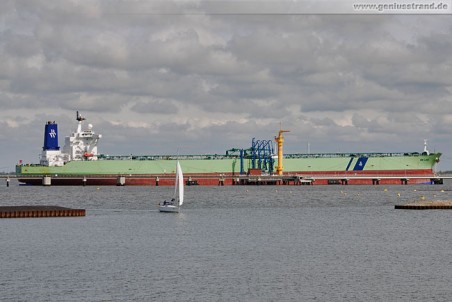 Supertanker BW Lake (330 m) an der NWO-Pier