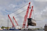 Wilhelmshaven: Schwimmkran Rambiz hievt ein Schleusentor aus dem Wasser