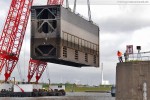 Wilhelmshaven: Schwimmkran Rambiz hievt ein Schleusentor aus dem Wasser