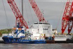 Wilhelmshaven: Schwimmkran Rambiz hievt ein Schleusentor aus dem Wasser