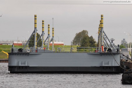 Wilhelmshaven: Schwimmkran Rambiz hievt ein Schleusentor aus dem Wasser