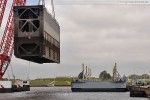 Wilhelmshaven: Schwimmkran Rambiz hievt ein Schleusentor aus dem Wasser