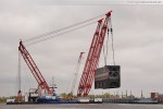 Wilhelmshaven: Schwimmkran Rambiz hievt ein Schleusentor aus dem Wasser