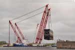 Wilhelmshaven: Schwimmkran Rambiz hievt ein Schleusentor aus dem Wasser