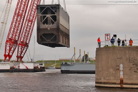 Wilhelmshaven: Schwimmkran Rambiz hievt ein Schleusentor aus dem Wasser