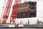 Wilhelmshaven: Schwimmkran Rambiz hievt ein Schleusentor aus dem Wasser