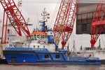 Wilhelmshaven: Schwimmkran Rambiz hievt ein Schleusentor aus dem Wasser