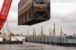 Wilhelmshaven: Schwimmkran Rambiz hievt ein Schleusentor aus dem Wasser