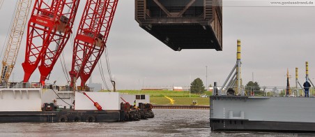 Wilhelmshaven: Schwimmkran Rambiz hievt ein Schleusentor aus dem Wasser