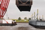 Wilhelmshaven: Schwimmkran Rambiz hievt ein Schleusentor aus dem Wasser