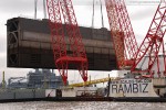 Wilhelmshaven: Schwimmkran Rambiz hievt ein Schleusentor aus dem Wasser