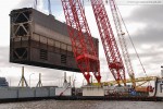 Wilhelmshaven: Schwimmkran Rambiz hievt ein Schleusentor aus dem Wasser
